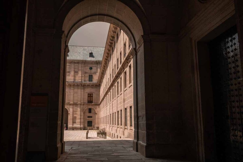 San Lorenzo de El Escorial: Arched doorway